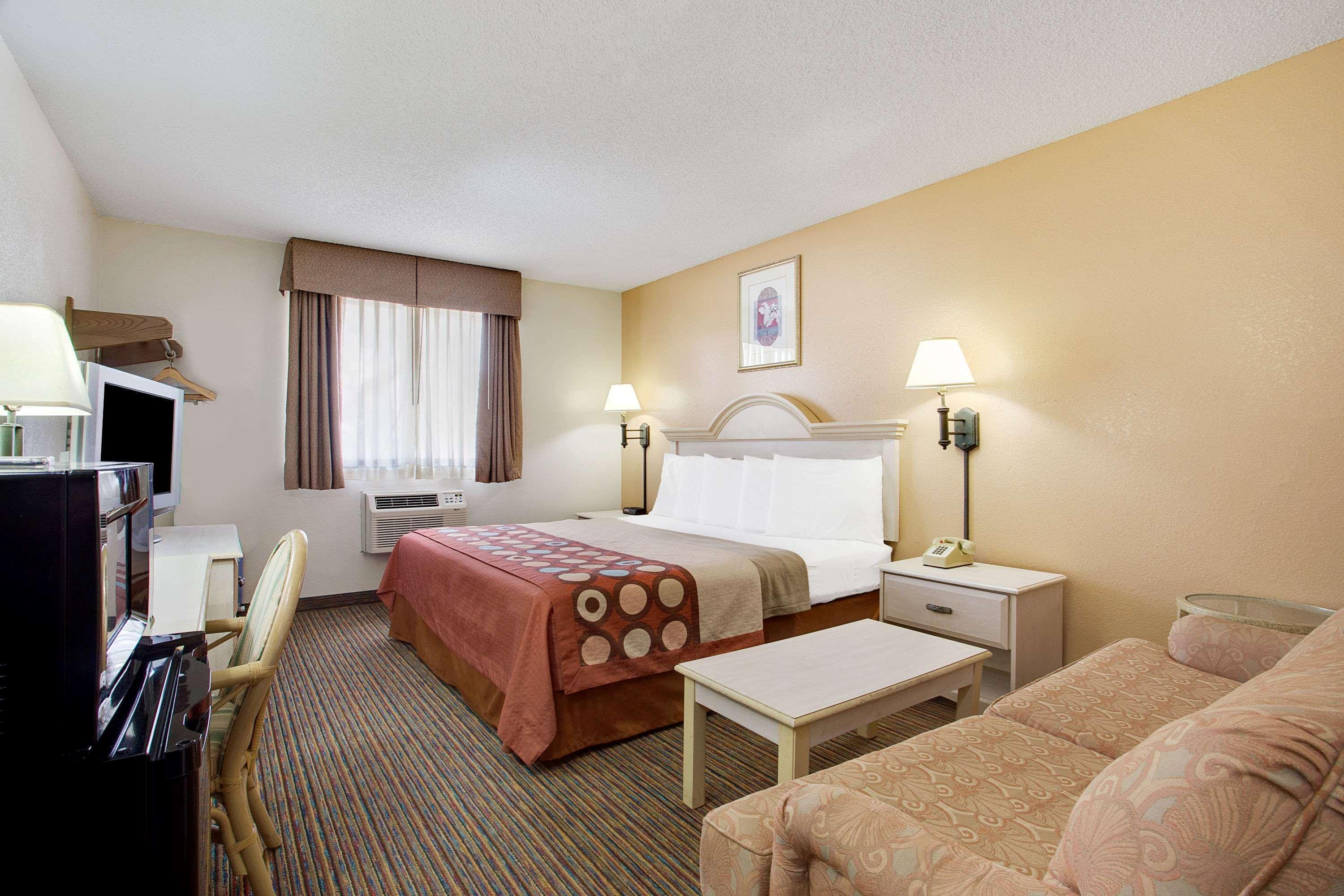 Super 8 By Wyndham Clearwater/St. Petersburg Airport Hotel Exterior photo